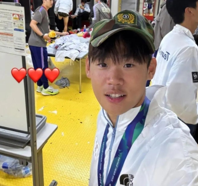 "군대 안 간다" 웃고 전역모 쓰더니… 금메달 걸고 귀국길서 머리 숙인 축구 대표팀