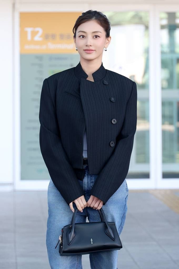 레드솔이 다 보이네.. 지효 파리 출국룩 완성한 루부탱 아이템