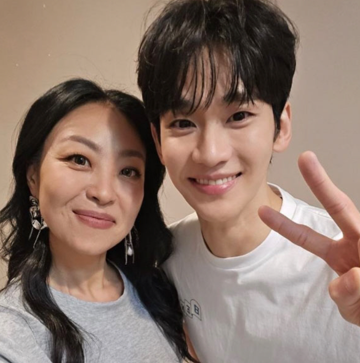 “김수현 끝난 줄 알았는데” 해외서 2만 명 몰리고 눈물까지?