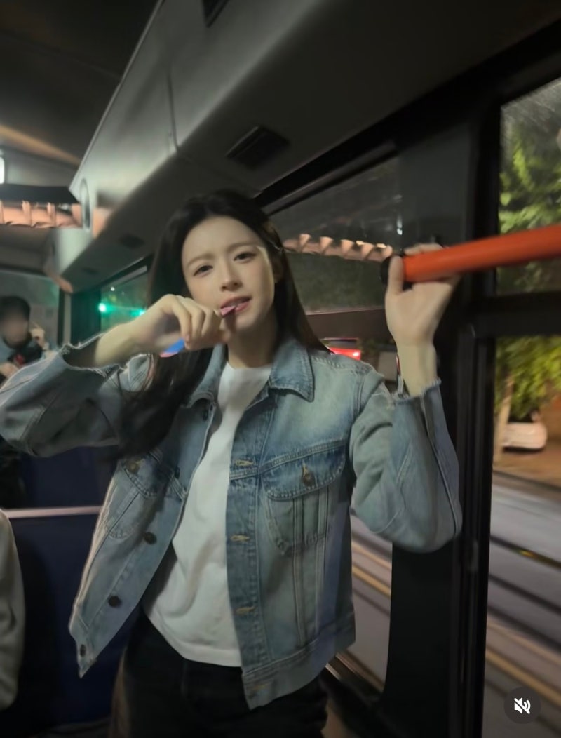 화려하게 꾸민 줄 알았는데 더 예쁜 건 따로 있었다… 고윤정 최근 인스타 사진
