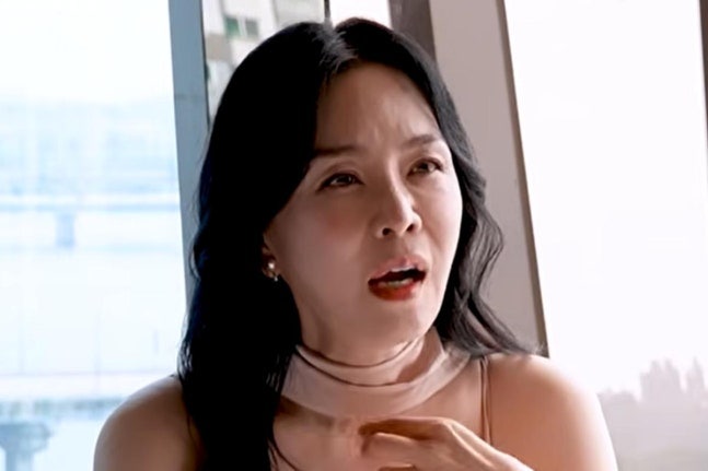 "진짜 남편은 없지만..." 55세 싱글 여배우가 전남편들만 모은 이유