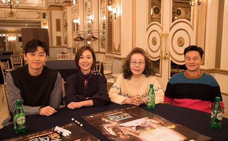 79세 윤여정, 20살 연하 송강호와 부부 호흡으로 에미상 후보 올랐다더니 결국…