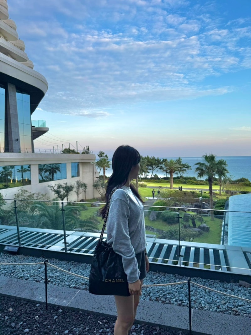 Jeju Parnas 5-Star Hotel: Honest Review of the Lounge and Pool