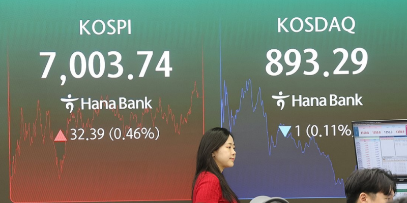 "삼성전자는 팔았다.."외국인들이 쓸어담은 국내주식 TOP10