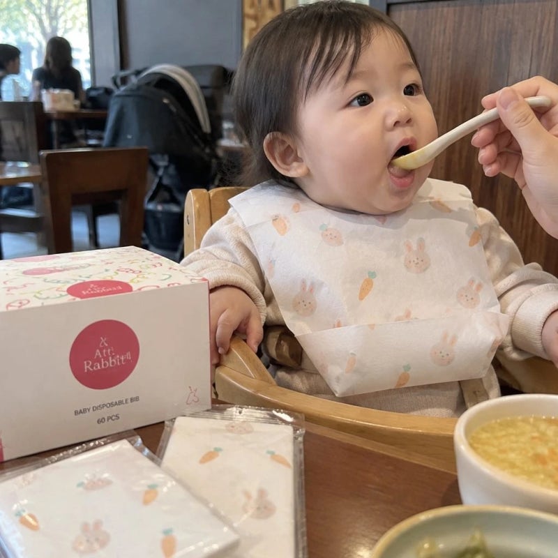 밖에서 이유식 먹일 때 편리해요 | 아띠래빗 아기 일회용 턱받이