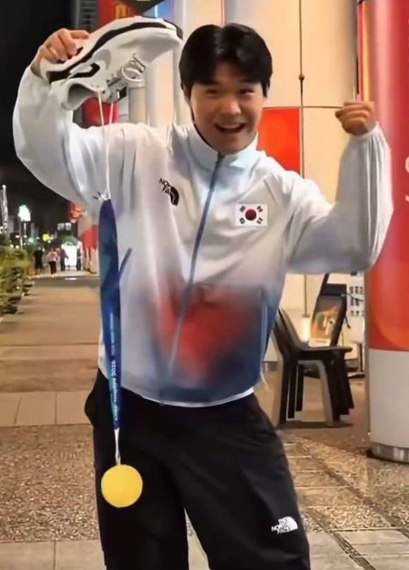 “다리를 왜 저렇게…” 아시안게임 금메달 <b>최우진</b> ‘발목 지뢰’ ....