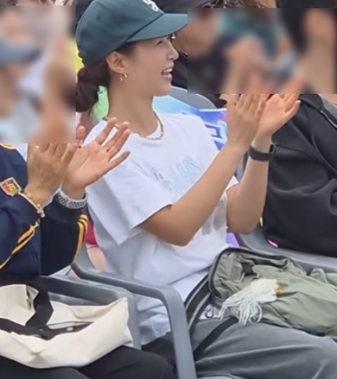 전국노래자랑 보다가 눈을 의심~!! 객석 맨 앞줄에 소녀시대 유리가 왜?