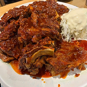 선릉역 맛집: 중독성 미친 선릉 맛집 '신동궁 감자탕' 뼈숯불구이 & K-디저트 볶음밥 치트키