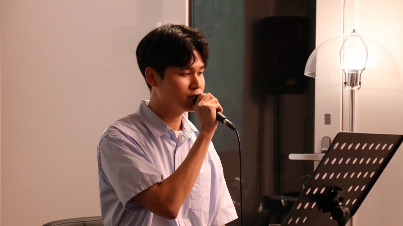 오늘은뮤직 성수건대점 보컬 레슨실에서 노래하는 수강생