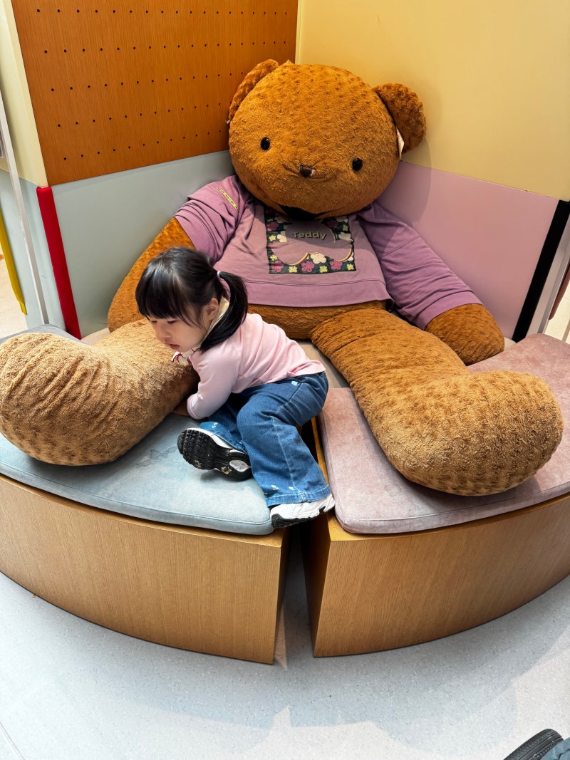 광명 롯데몰 햇살책방, 아기와 함께 쇼핑하다 발견한 아이 책과 장난감 가득한 곳