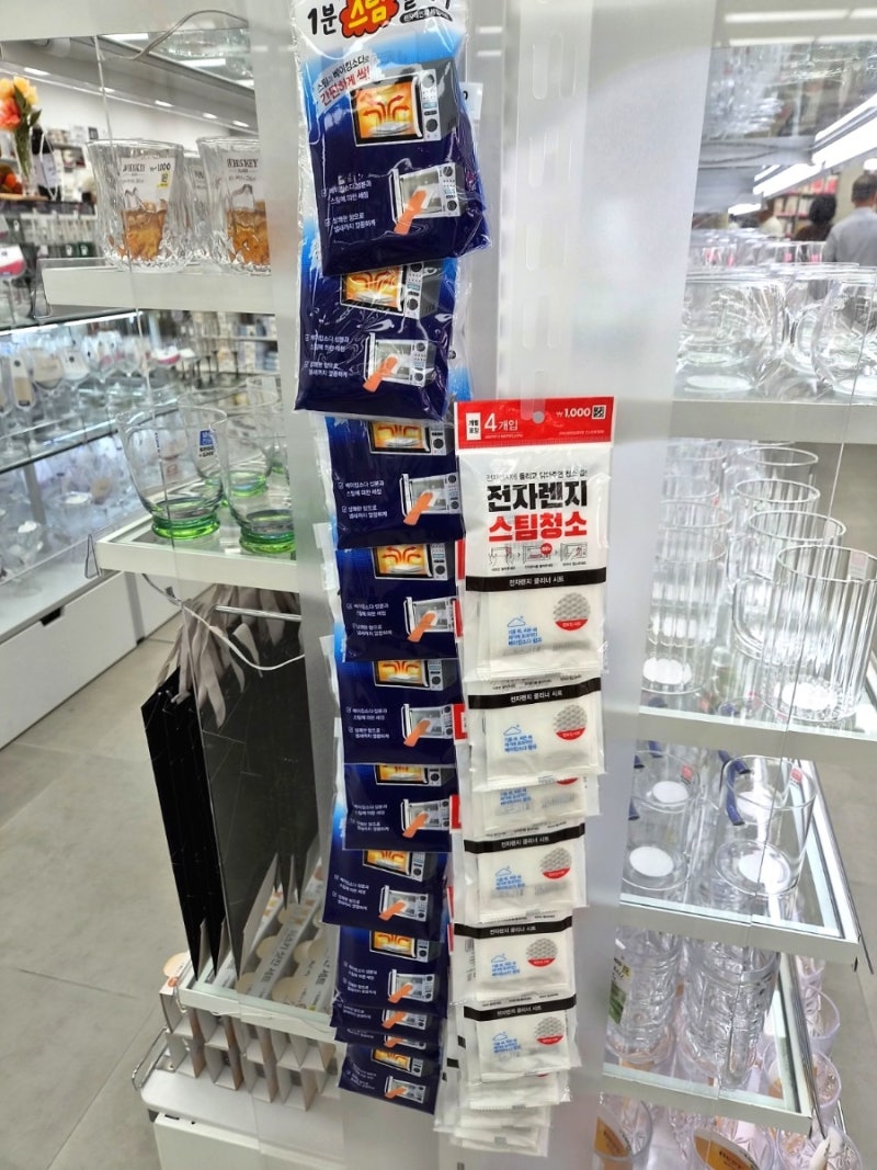 다이소 1,000원 청소템, 60초 돌렸더니 전자레인지 찌든 때가?