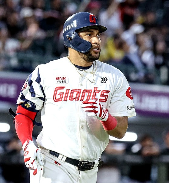 [롯데 자이언츠] "말도 안 되는 평행이론" 199안타 동률, KBO 최초 '동반 200안타' 피할 수 없는....