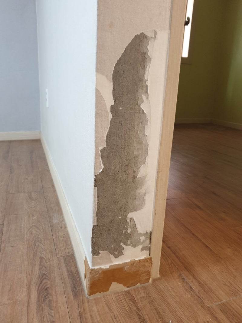 아산 벽지 찢어지고 걸레받이 몰딩 깨졌을 때 부분도배 시공 만으로도 해결 가능한 방법