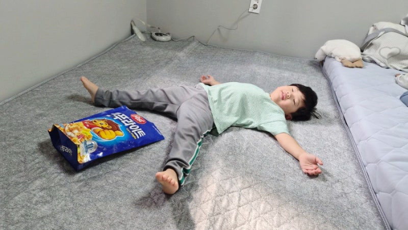 전기장판과 함께 쓰는 바닥매트리스 숙면연구소 3단 접이식 매트리스