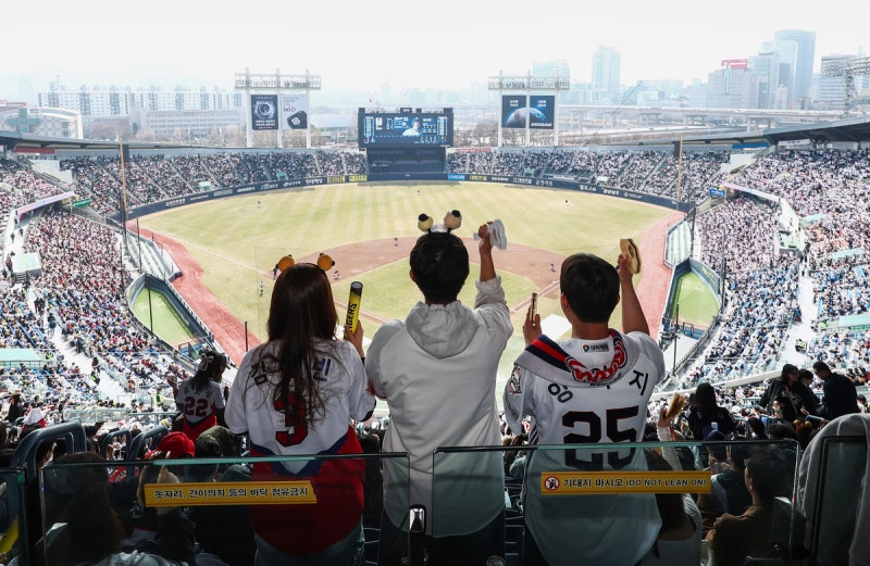 30경기 취소에 대표팀까지 빠졌는데… 프로야구 역대 최다 관중 1236만 찍은 이유