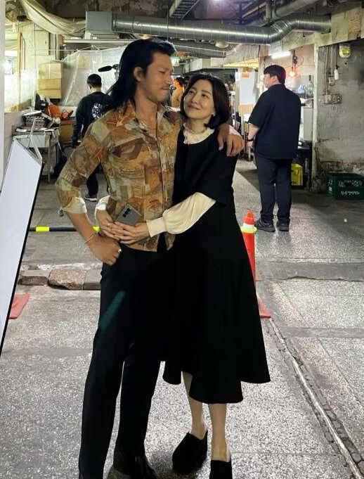 “허리까지 꼭 끌어안고…” 윤세아♥김민, 다정한 투샷에 ‘무슨 사이?’
