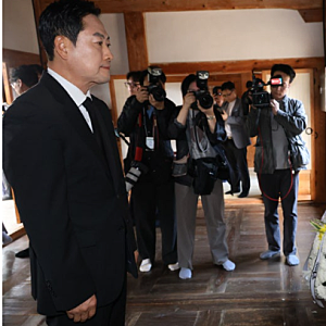 [속보] 장동혁 육영수 생가 방문 “역사·문화전쟁 나서달라”…박근혜·박정희 다시 보수 결....