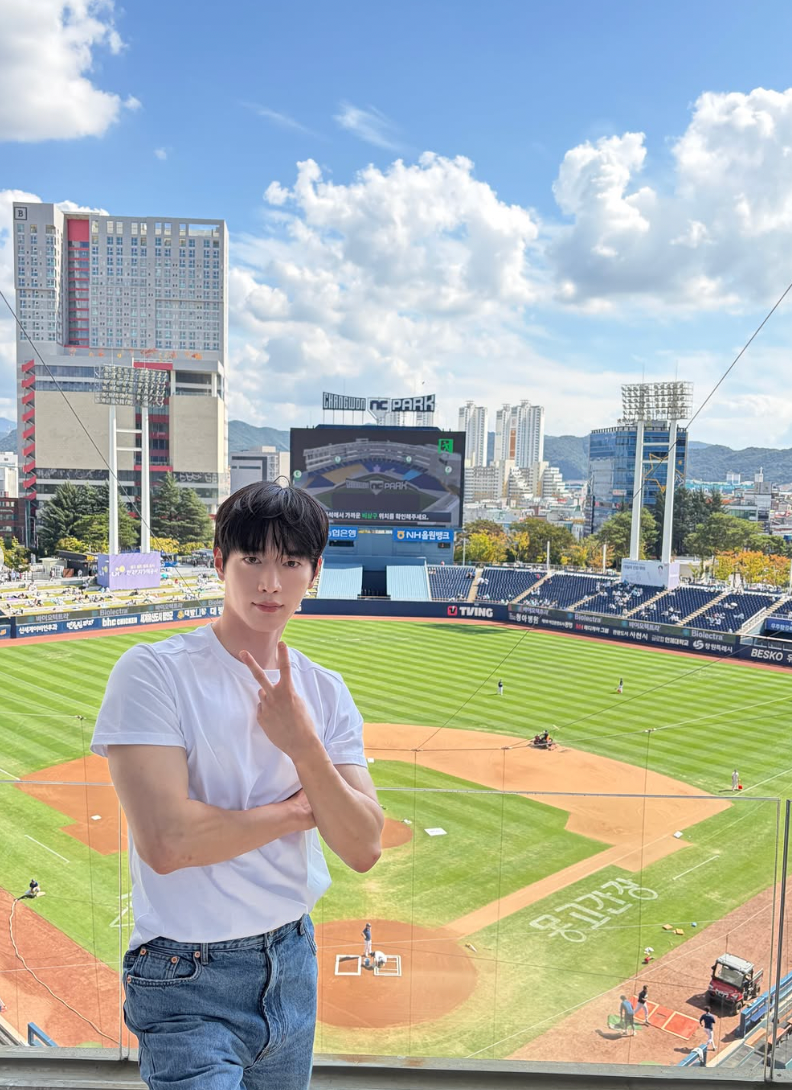 치어리더들도 난리남.. 흰티에 청바지만 입었는데 화려한 서강준 시구룩