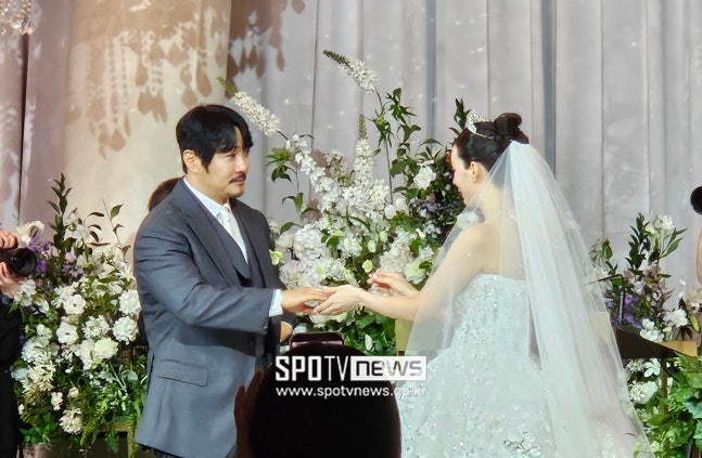 "15년 동안 식도 못 올렸는데…" 가수 KCM, 세 자녀 품에 안고 펑펑 눈물 흘린 감동의 결혼식 풀....
