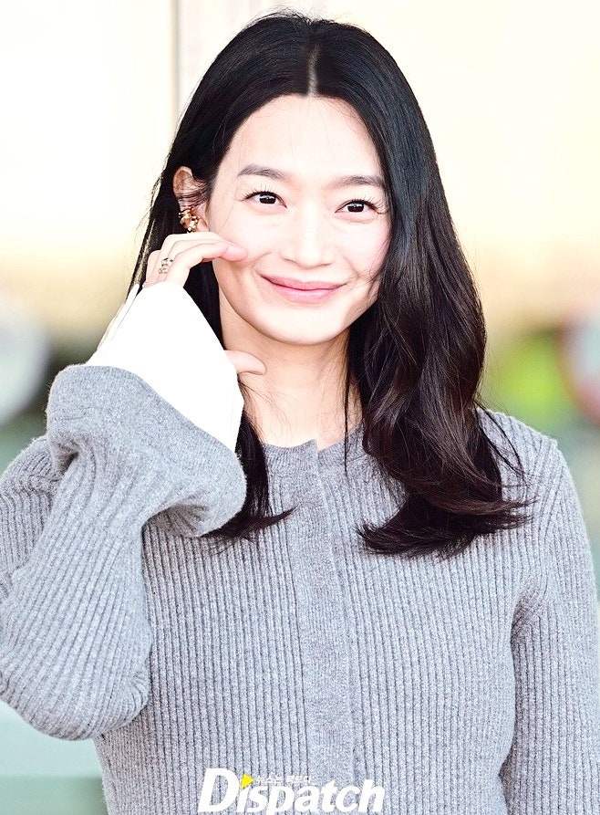 다들 ‘뼈말라’ 경쟁하는데.. 169cm 시원한 실물로 공항 찢은 40대 여배우