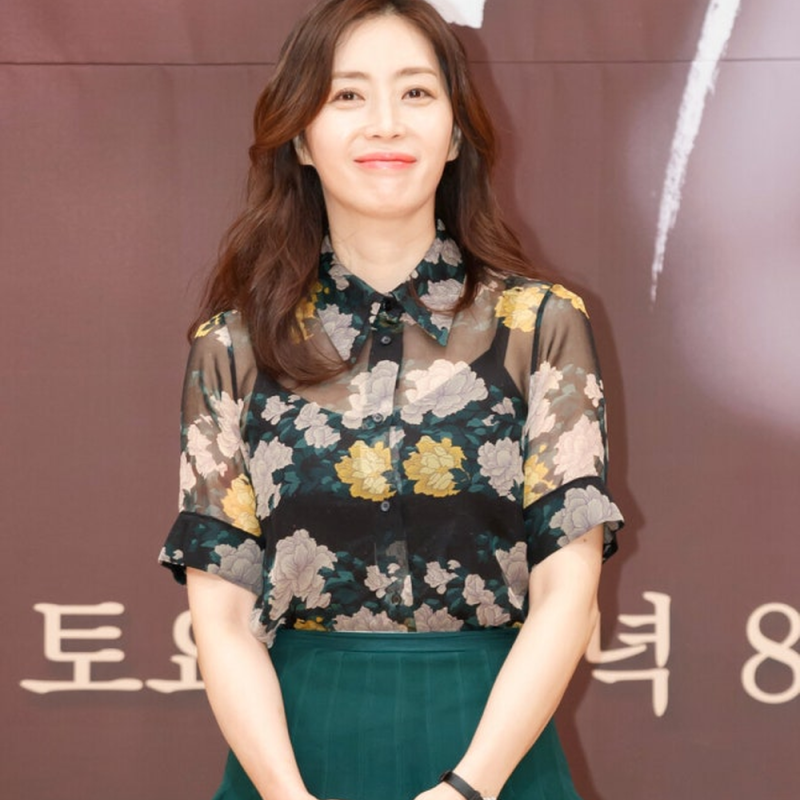 송윤아 근황, 가을 산책 사진과 드라마 혼 특별출연 소식