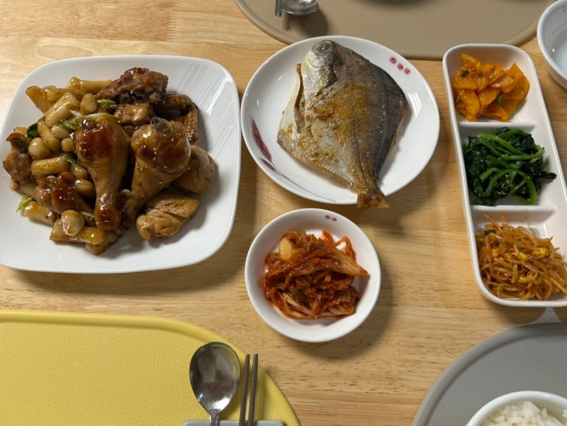 4인가족 한달식비 80만원 식비절약 저녁메뉴- 갈비치킨 소고기미역국 볶음라면 생선구이