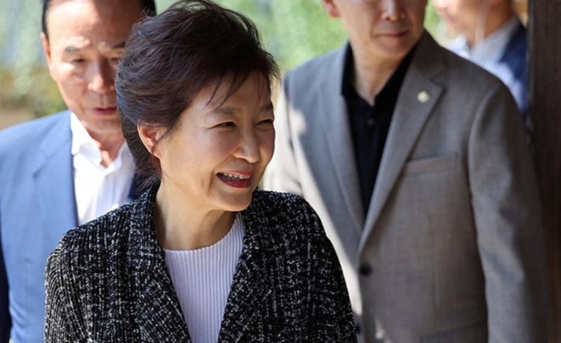 박정희가 박근혜에 보낸 편지 "내가 맞고 어머니가 살았더라면" 52년 만에 공개된 이유