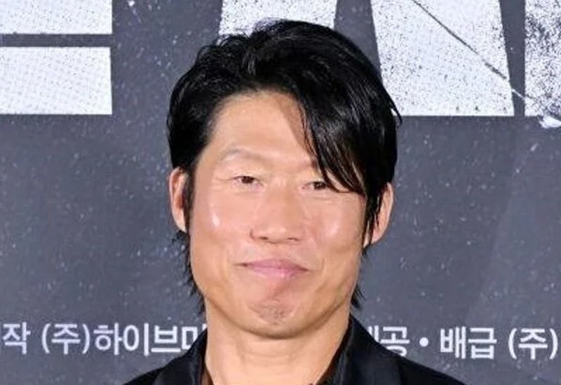 유해진 자택 앞 집회에 소속사 강경 대응 예고…영화 ‘암살자(들)’ 논란 정리