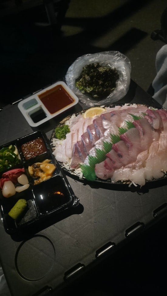 束草中央市場の刺身持ち帰りにおすすめ！「ハンス水産マーケット」で予約後、屋外で楽しむツヤと弾力のある刺身