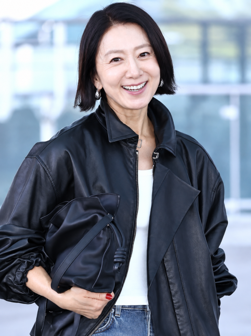 59세 김희애 파리 패션위크 근황과 ‘눈가 주름’이 화제가 된 이유