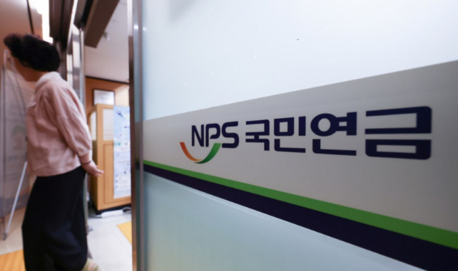 [속보] 국민연금 삼성전자 8000억 팔고 SK하이닉스 1.6조 샀다…선택 갈린 이유