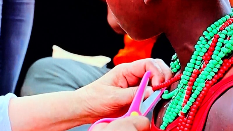여리고 진득한 한 여성배우가 아프리카비딩(Beading)의 조혼숙명을 바꾸려 노력. 103명의 아이....