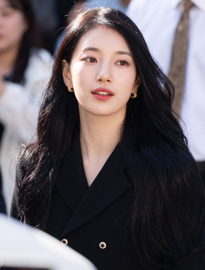 수지가 입으니 재벌가 상속녀 느낌.. 파리 셀린느 패션