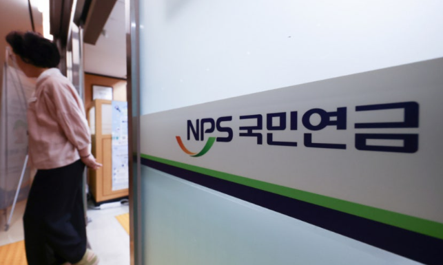 [속보] 국민연금 삼성전자 8000억 팔고 SK하이닉스 1.6조 샀다…선택 엇갈린 이유