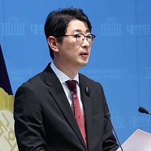주진우 "박정희 묘사 패륜" 싱가포르영화제 항의 서한…유해진 '북한상' 발언까지