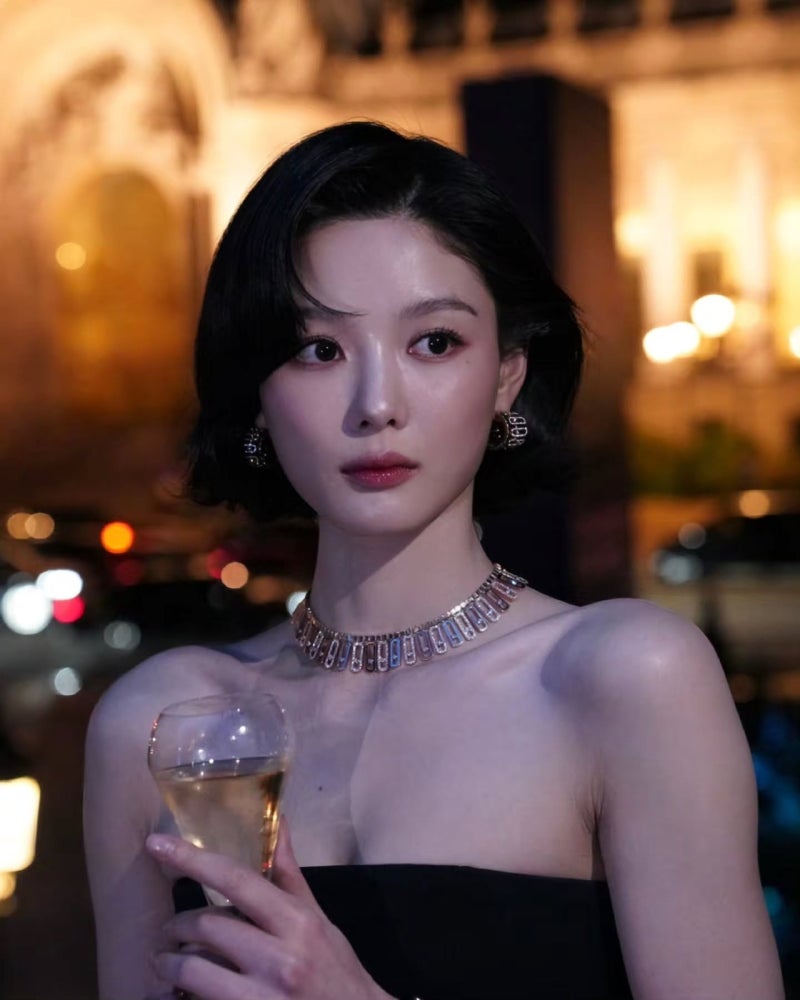 "국민 여동생은 잊어라"… 김유정, 파리 브랜드 행사서 과감한 오프숄더 드레스로 고혹미 발....