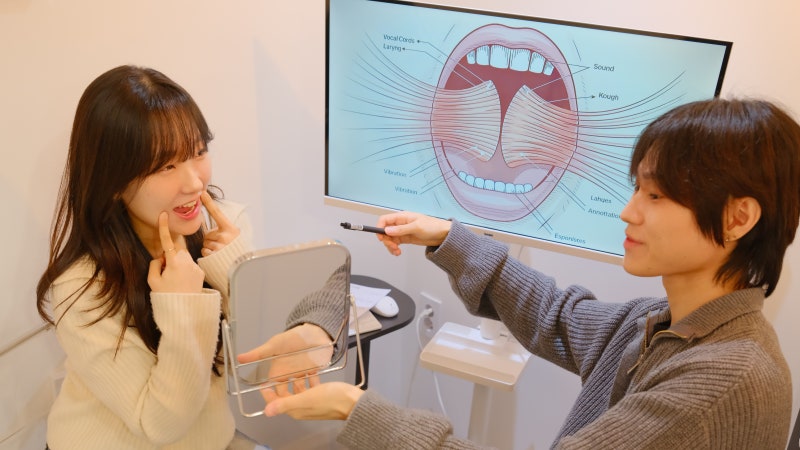 오늘은뮤직 성수건대점 보컬 강사와 수강생의 1:1 레슨 장면