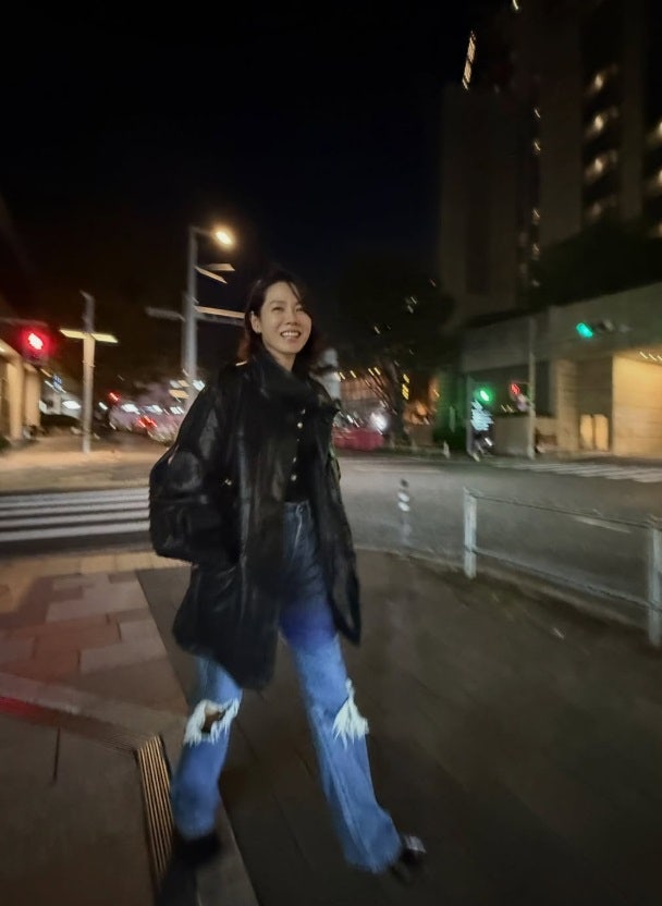 I Thought It Was a Photoshoot, But It Was Just the Night Street... The Reason Son Ye-jin's Photo Amazed Me