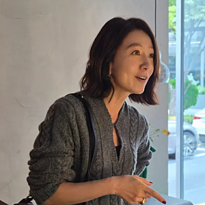 완벽에 가까운 자기관리 김희애, 59세 주름까지 품평받자…“이게 더 멋있다” 응원 쏟아졌....