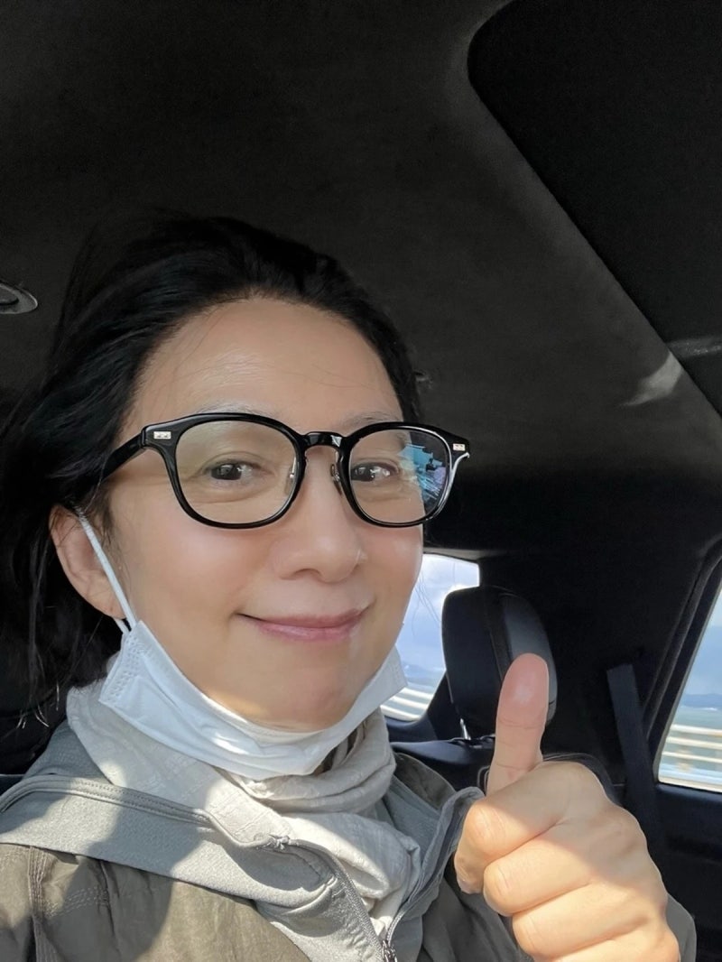 김희애, 이번엔 민낯 셀카…귀국하며 전한 한마디