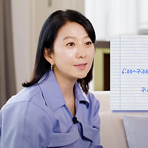 59세 김희애 파리에서도 아침마다 뛰었다…초근접샷보다 눈길 간 자기관리