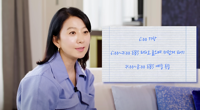 59세 김희애 파리에서도 아침마다 뛰었다…초근접샷보다 눈길 간 자기관리