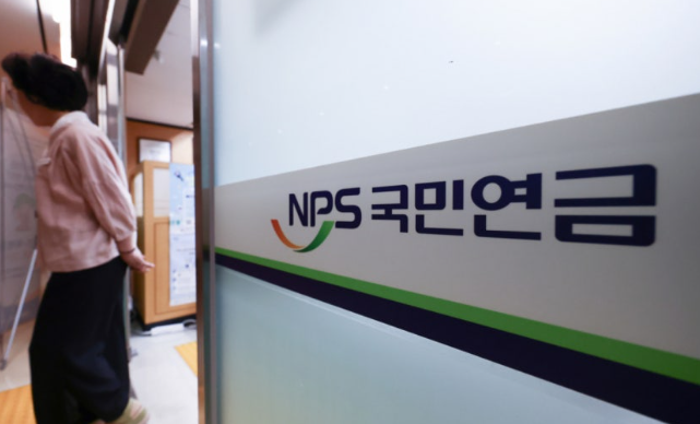 [속보] 국민연금 삼성전자 8000억 팔고 SK하이닉스 1.6조 샀다…달라진 선택 이유는