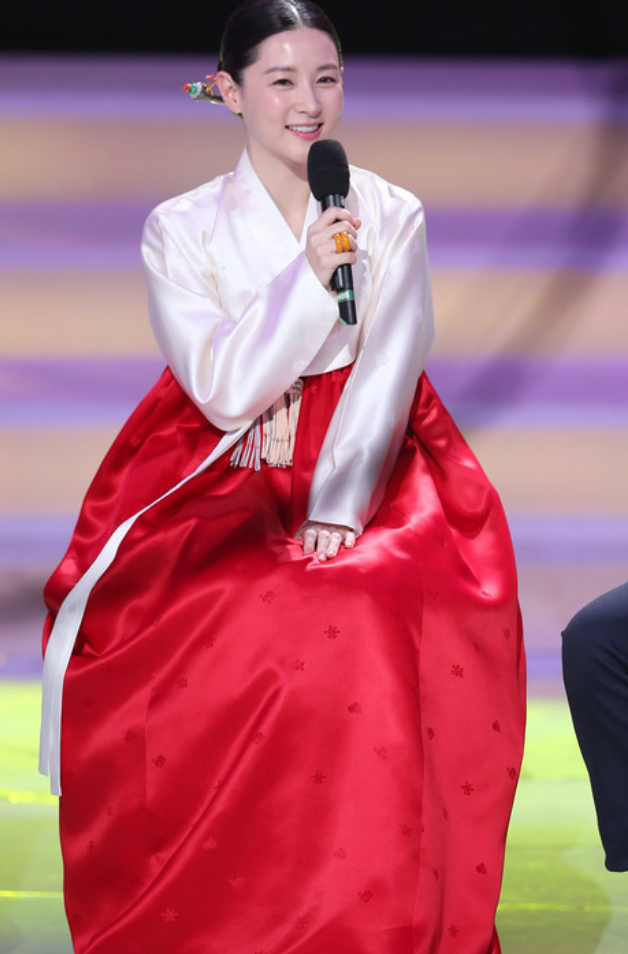 "수지냐 이영애냐" 23살 차이가 안느껴지는 55세 이영애의 레전드 한복 사진