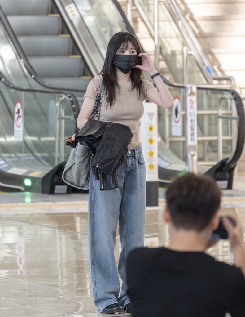 Go Youn-jung's Airport Look: Couple Keychain with Kim Seon-ho? Chanel Bag Feminine Look Styling & Autumn Outfit