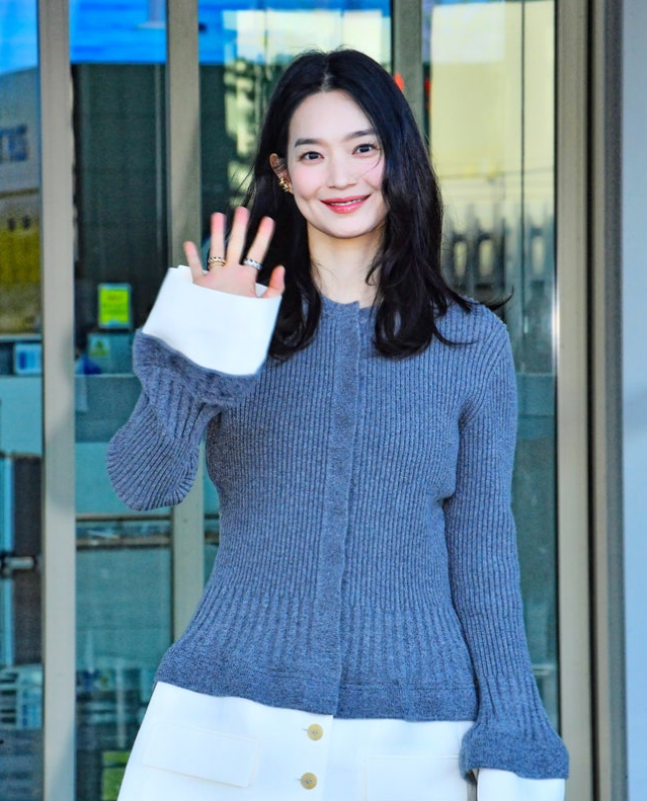 신민아 파리 출국 공항패션, 김우빈과 결혼 후 재혼 황후로 돌아온다