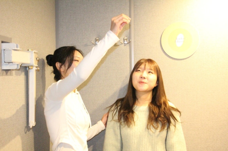 오늘은뮤직 잠실점에서 강사와 수강생이 1:1로 보컬 레슨을 하는 모습