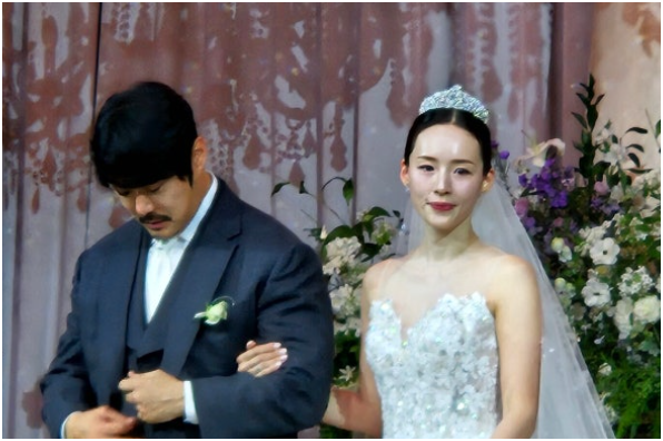 “아이 셋 낳고 15년 만에 웨딩드레스”…KCM 방예원 결혼식, 두 사람 결국 눈물 쏟았다