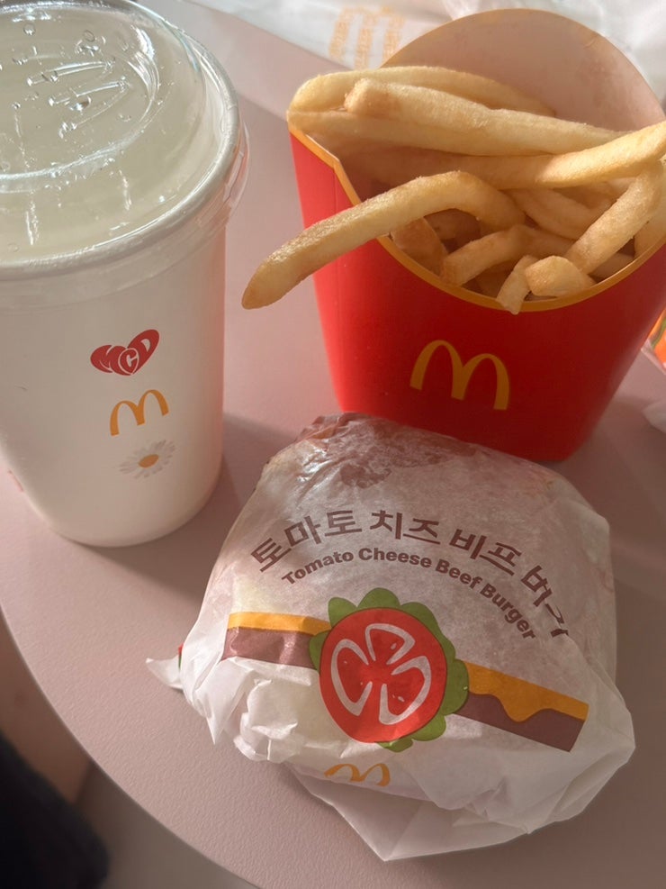 [맥도날드] 토마토 치즈 비프 버거 솔직후기 | 402kcal 칼로리·영양정보 및 가격