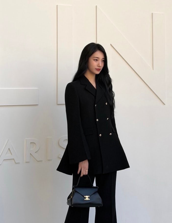 690만원 재킷인데 핏은 아쉽다? 수지 셀린느 파리패션위크 올블랙 수트
